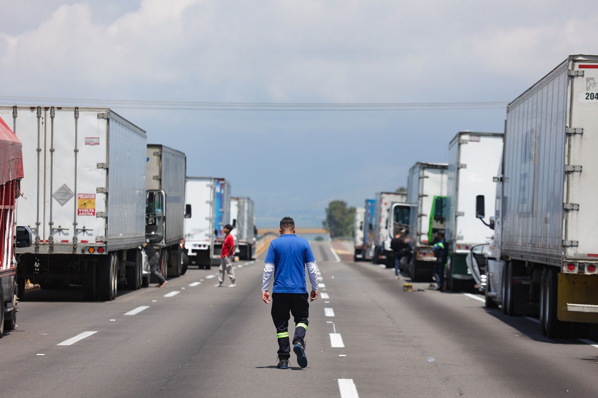 Tras dos días de bloqueo, abrirán carriles de manera intermitente en la México-Puebla 1 Tras dos días de bloqueo, abrirán carriles de manera intermitente en la México-Puebla