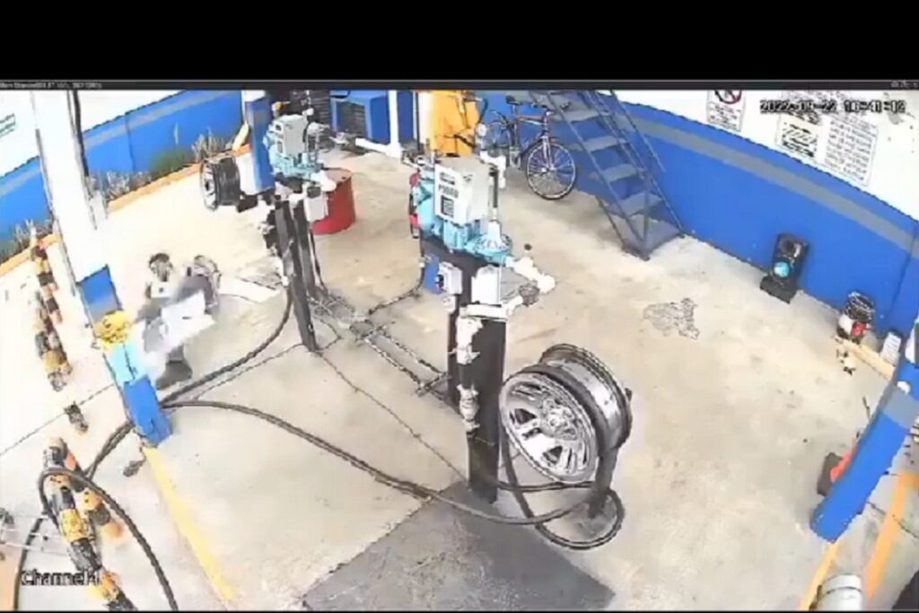 VIDEO Empleado es baleado por delincuente tras rociarle gasolina para evitar asalto en Chalco