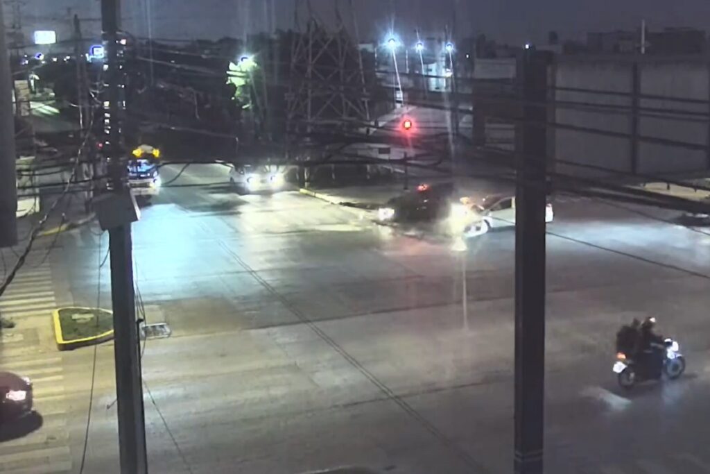 VIDEO Por dar una vuelta prohibida, automovilista provoca aparatoso choque en Las Torres