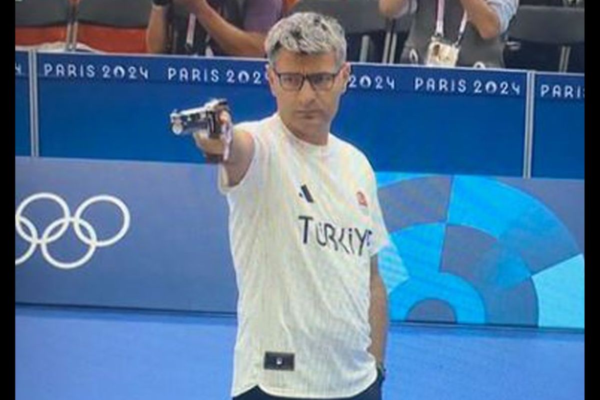 Yusuf Dikec: Tirador turco que conquistó Londres por disparar con una mano en la bolsa 1 Yusuf Dikec el tirador turco viral