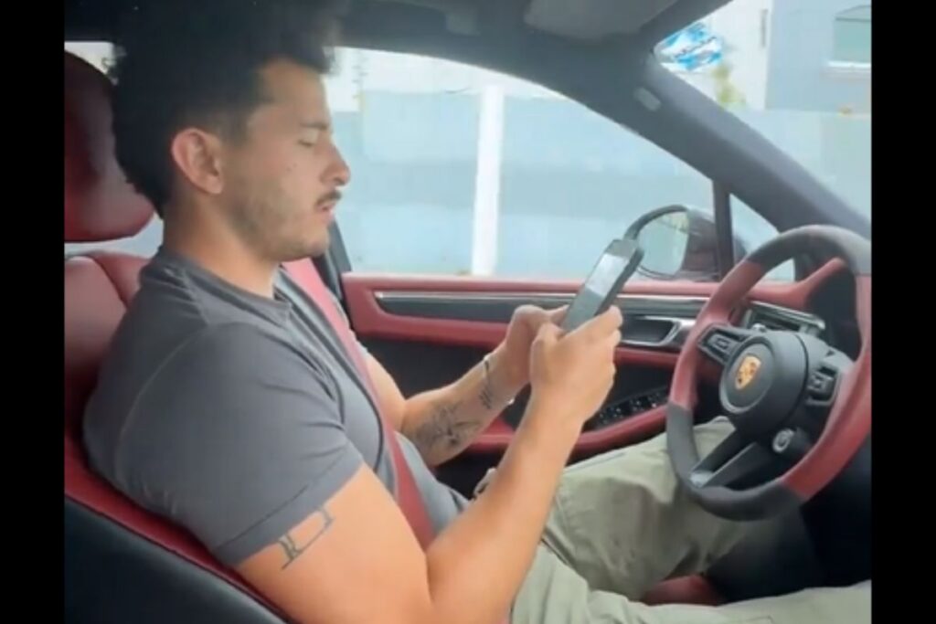 Alan Mozo conduce con celular