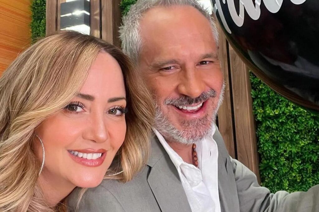 Andrea Legarreta defiende a Arath de la Torre