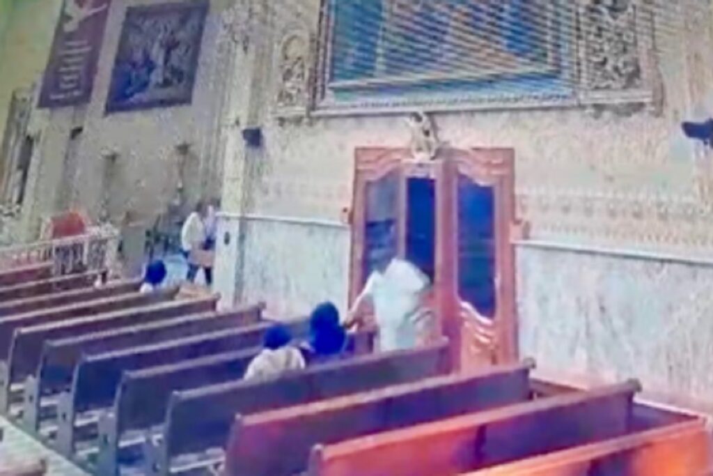 "Ayudante" del sacerdote asalta a jóvenes en iglesia de Guanajuato