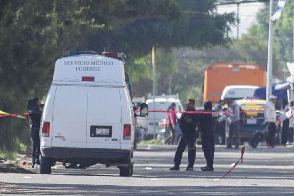 (VIDEO) Durante pelea, sujeto amenaza a otro con un machete en estacionamiento de Puebla 3 asesinan tres hombres en feria de tlancualpican
