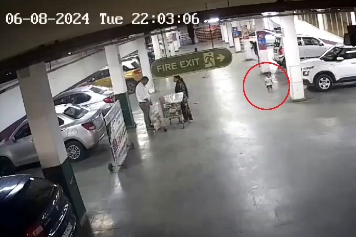VIDEO: Por descuido de los padres, atropellan a bebé en estacionamiento 1 atropellan a bebé en India
