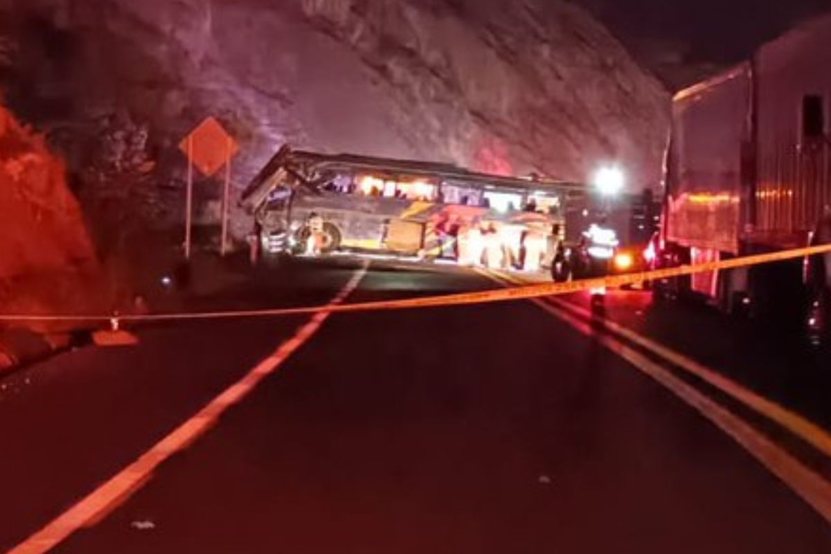 Autobús con estudiantes vuelca en la Cuacnopalan-Oaxaca; deja 4 muertos y 41 heridos 1 autubús vuelca en la Cuacnopalan-Oaxaca