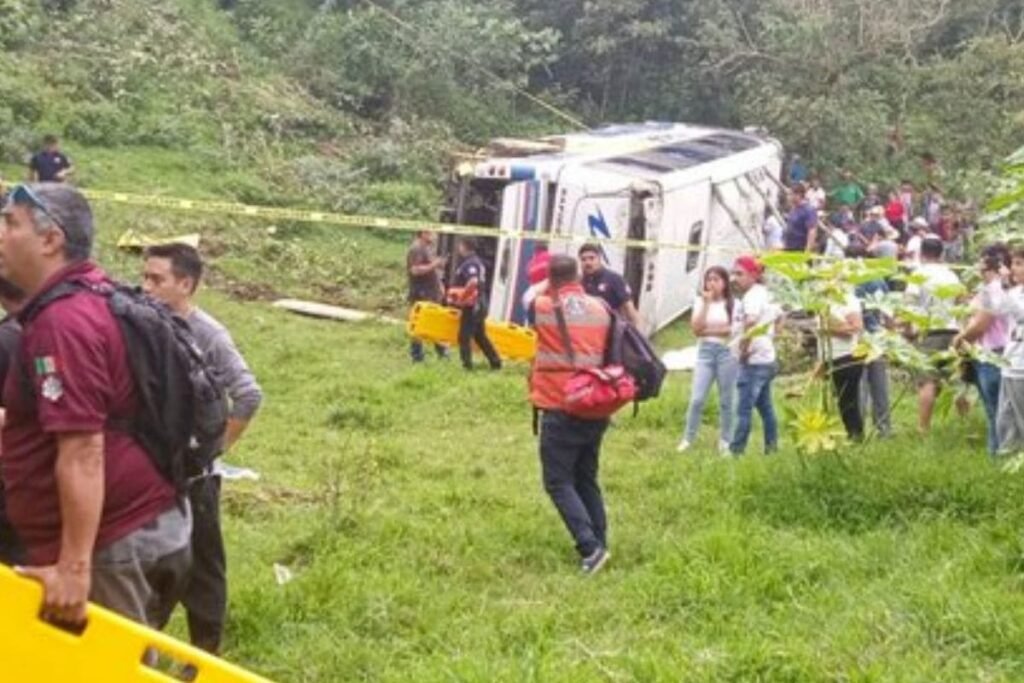 Hombre pierde la vida al caer en una alcantarilla camino a San Lorenzo en Puebla 3 autubús vuelca en La Unión-Equimita