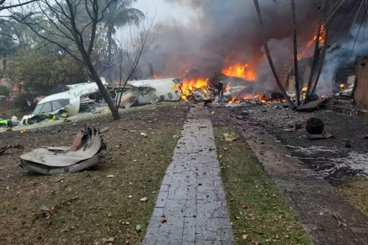Confirman muerte de las 62 personas a bordo del avión que cayó en Sao Paulo 1 caída de avión en Brasil deja 62 muertos