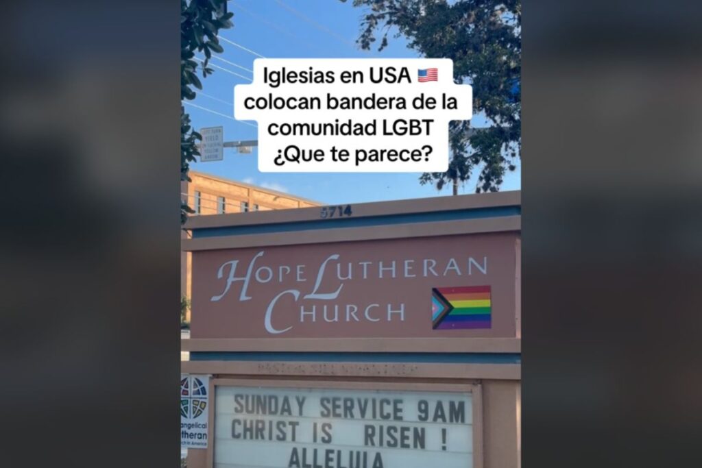 bandera LGBT+ en iglesia