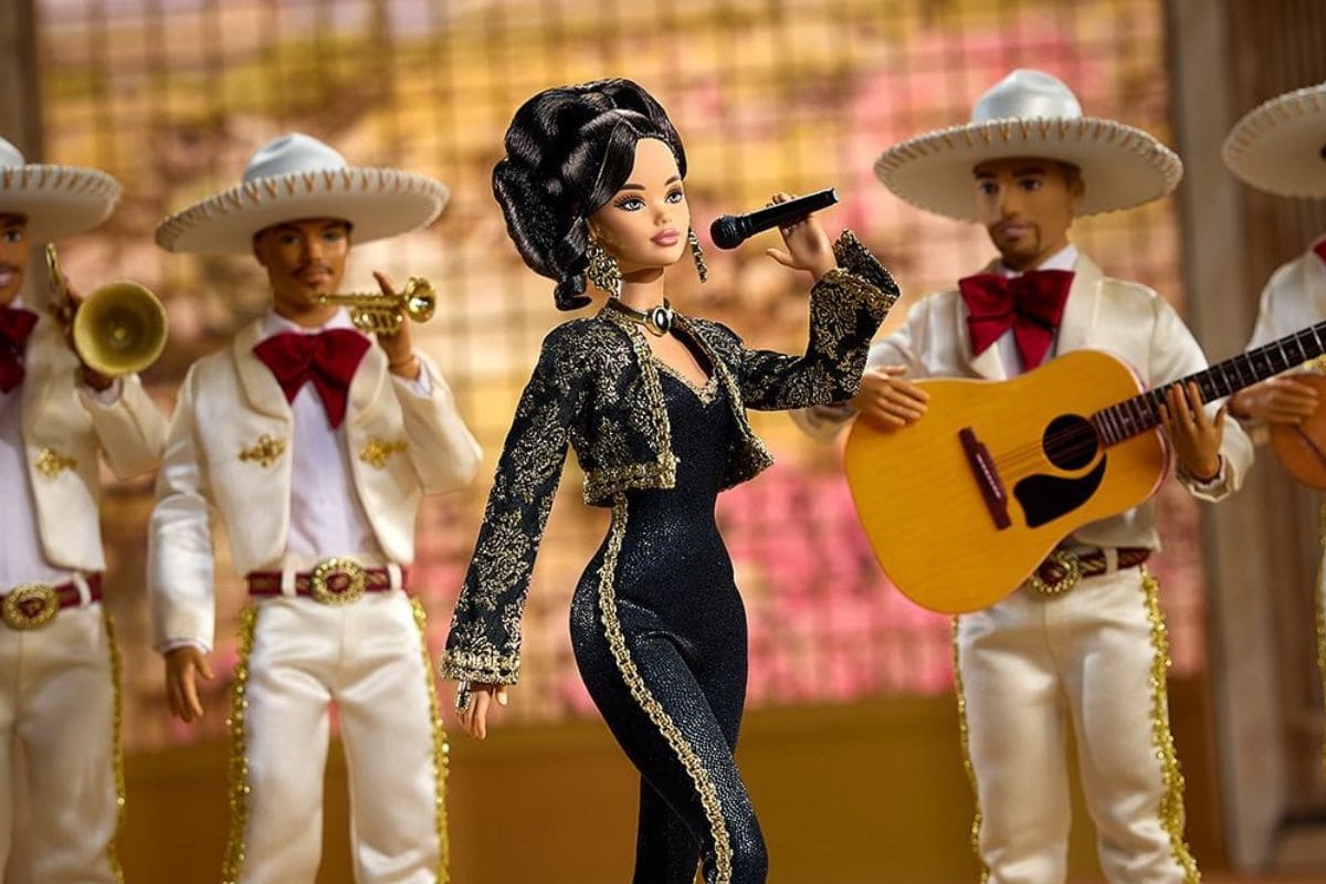 Barbie lanza muñeca inspirada en Juan Gabriel 1 Barbie de Juan Gabriel