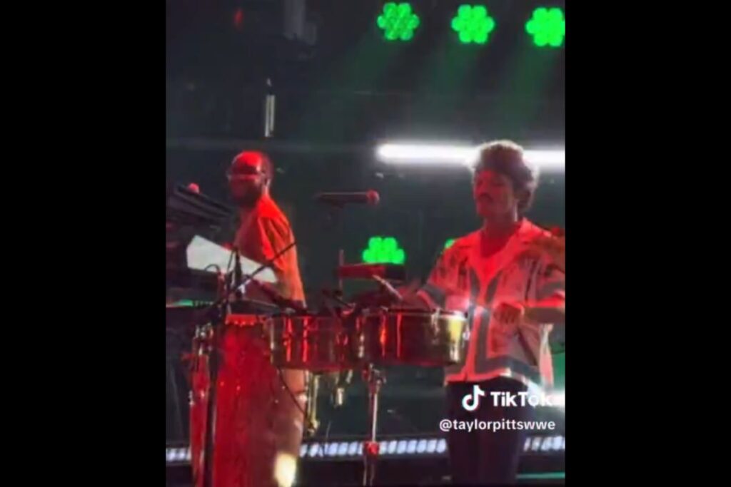 Bruno Mars toca "El Sonidito"