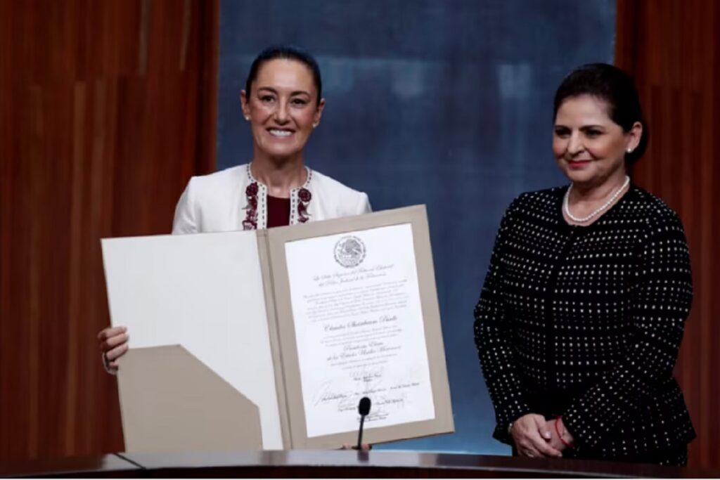 Claudia Sheinbaum recibe constancia como presidenta electa: ‘No llego sola, llegamos todas’