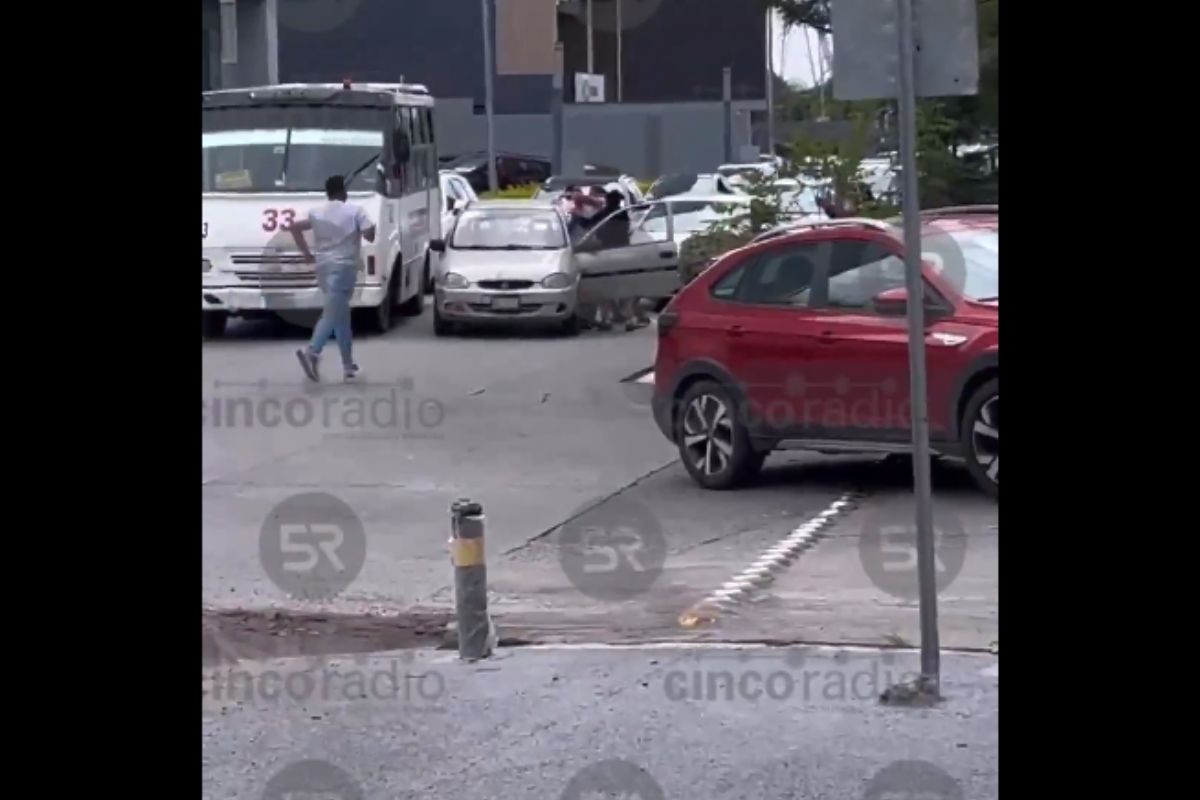 (VIDEO) Conductor de la ruta 33 se agarra a golpes con automovilista en zona de Angelópolis 1 conductor ruta 33 pelea