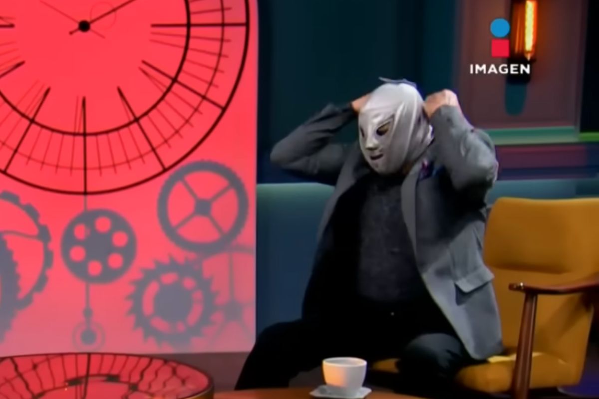 Histórico: Hijo del Santo se quita la máscara en plena entrevista 1 Hijo del Santo se quita la máscara