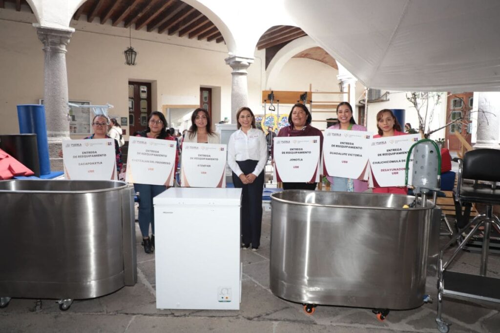 Gaby Bonilla entrega aparatos auditivos