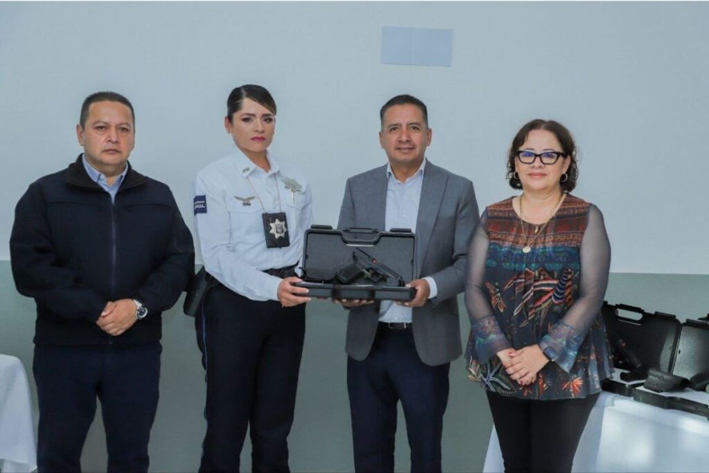 Mundo Tlatehui entrega armamento a policía