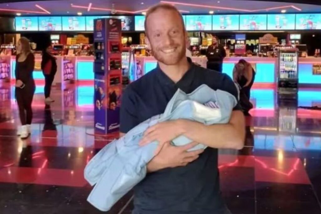 Mujer da a luz en cine y recibe entradas gratis de por vida para su hija 2 nace bebe en una sala de cine