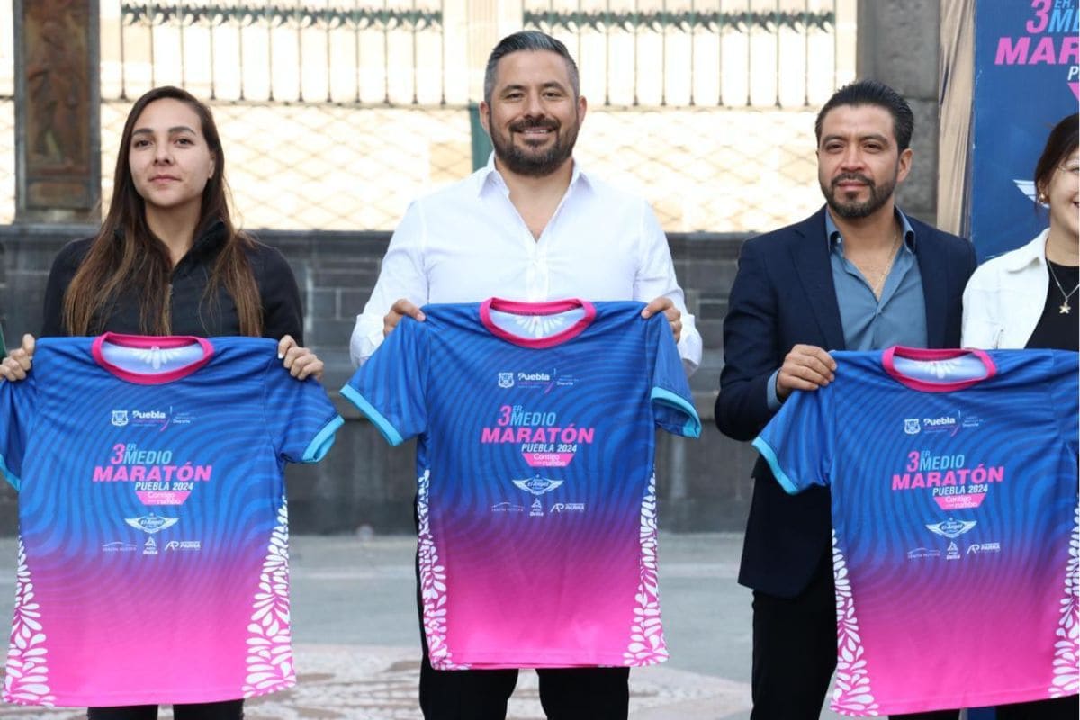 Presenta Ayuntamiento de Puebla playera oficial del tercer medio maratón 1 tercer medio maratón Puebla