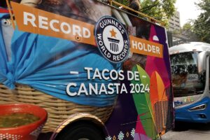 Tlaxcala rompe Récord Guinness al repartir 30 mil tacos de canasta de 186 sabores