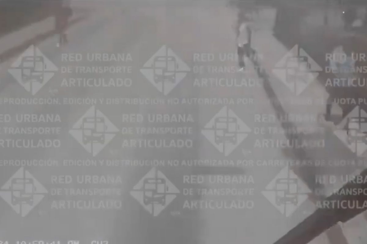 Cámara de unidad de RUTA 1 capta momento exacto en que menor de 12 años es atropellado 1 unidad de la linea 1 de ruta atropella a menor de edad
