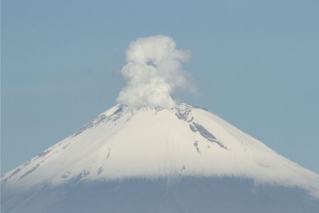 volcán Popocatépetl con nieve