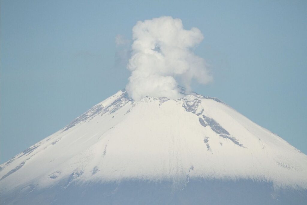 volcan popocatepetl con nieve 2