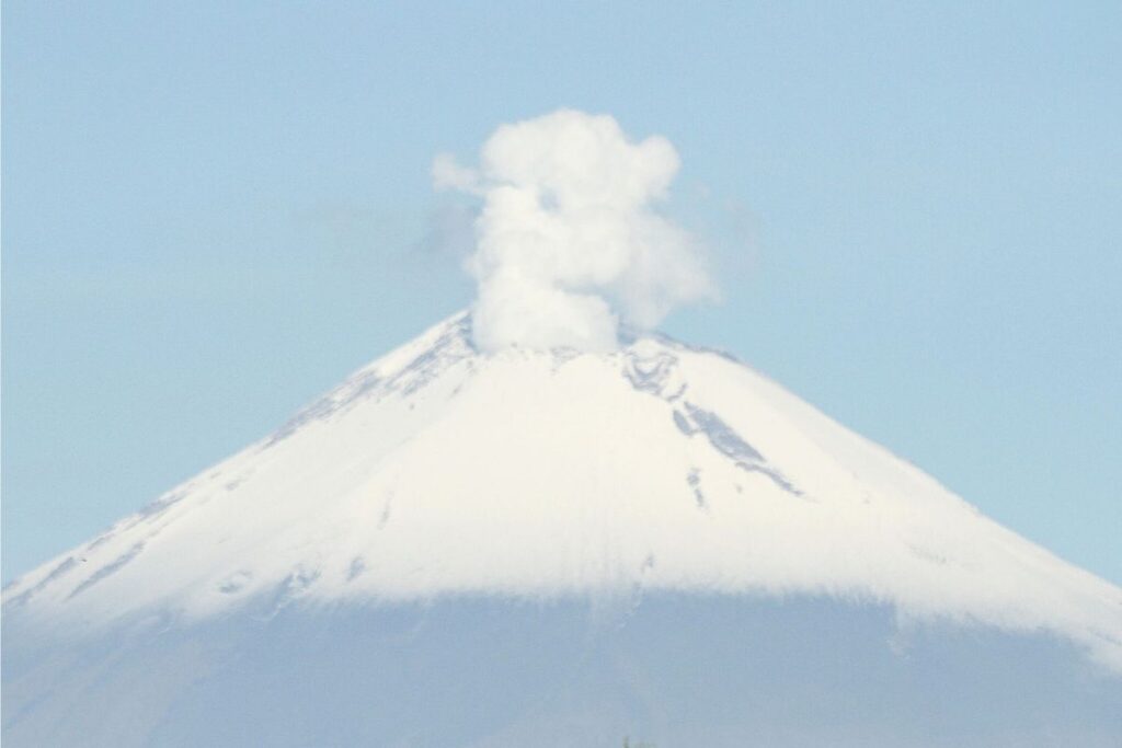 volcan popocatepetl con nieve 3