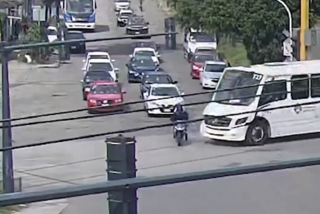 Alimentadora de RUTA embiste a motociclista que se pasó el rojo en Bosques de San Sebastián