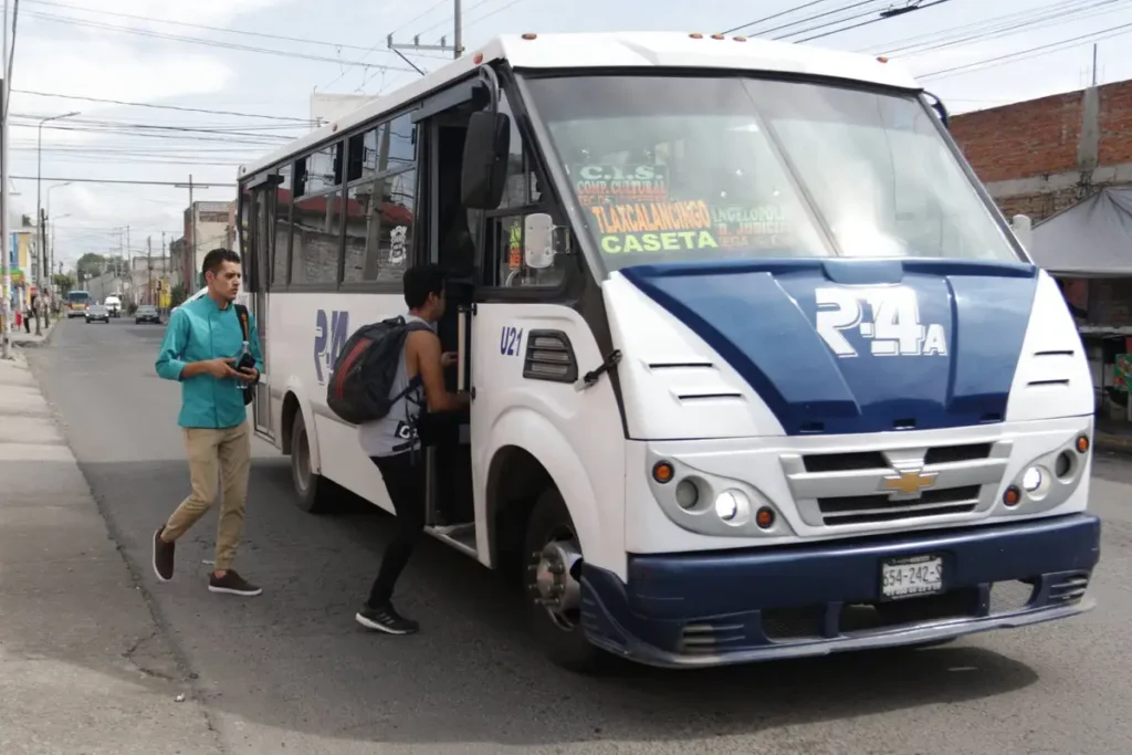 Armenta no descarta incrementar el pasaje en Puebla, pero en 2030 unidades deben ser eléctricas
