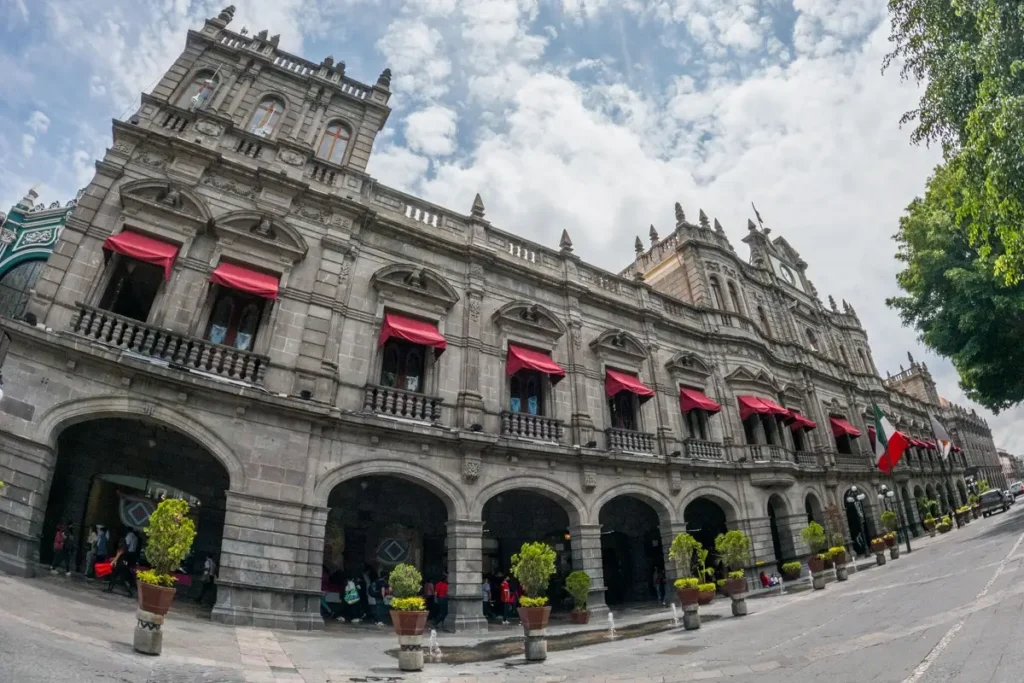 Ayuntamiento de Puebla entrega 110 bases con salarios de hasta 21 mil pesos