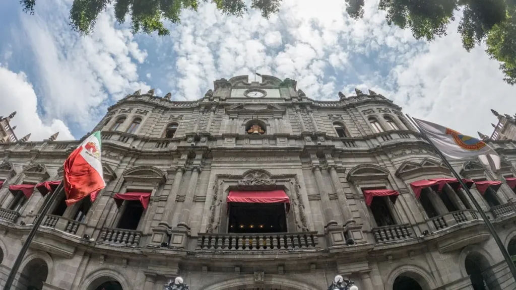 Ayuntamiento de Puebla entrega 110 bases con salarios de hasta 21 mil pesos