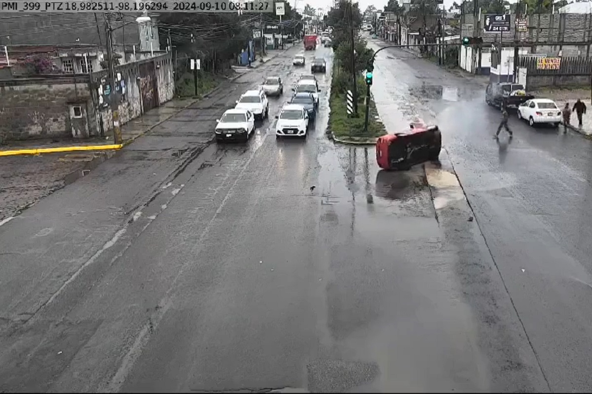 Bache en 24 Sur donde volcó un automóvil es culpa de Agua de Puebla 1 'Bache' que provocó volcadura en Lomas del Valle es culpa de Agua de Puebla