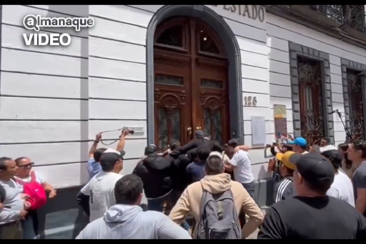 Caos en el Congreso de Puebla: manifestantes casi tiran la entrada por reforma judicial 1 Caos en el Congreso de Puebla: manifestantes casi tiran la entrada por reforma judicial