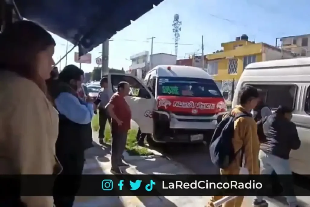 Choque entre dos unidades de transporte público deja 10 lesionados en Puebla