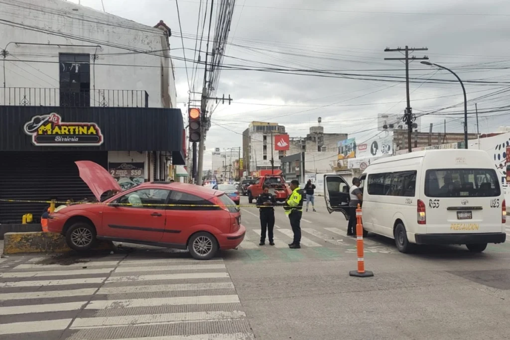 Choque entre un auto y una unidad de la ruta S-3 deja cinco lesionados en Puebla 2 Choque entre un auto y una unidad de la ruta S-3 en Puebla