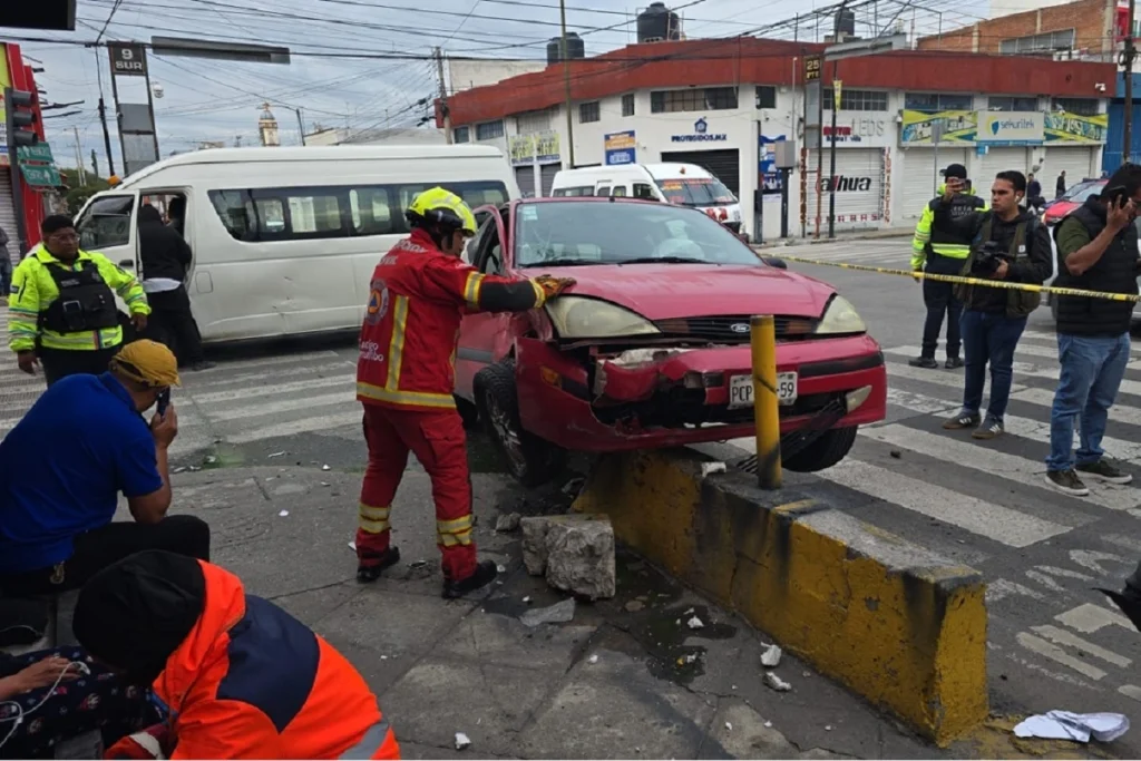 Pide alcalde de Puebla a choferes de transporte público manejar con cuidado 3 Choque entre un auto y una unidad de la ruta S-3 en Puebla