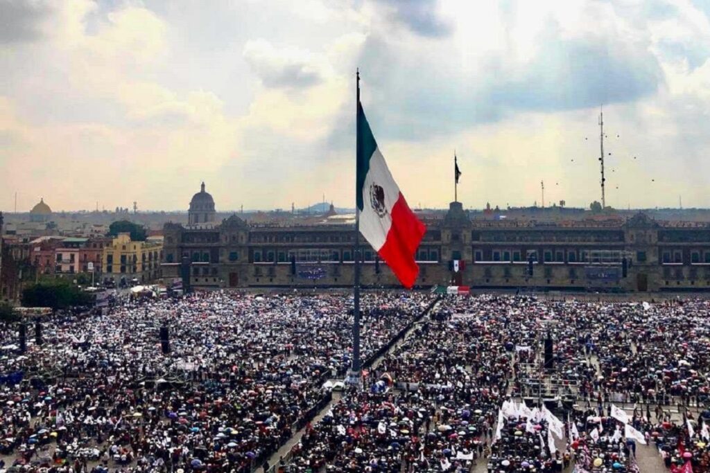 En último informe, AMLO organiza encuesta a mano alzada para apoyar la reforma al Poder Judicial