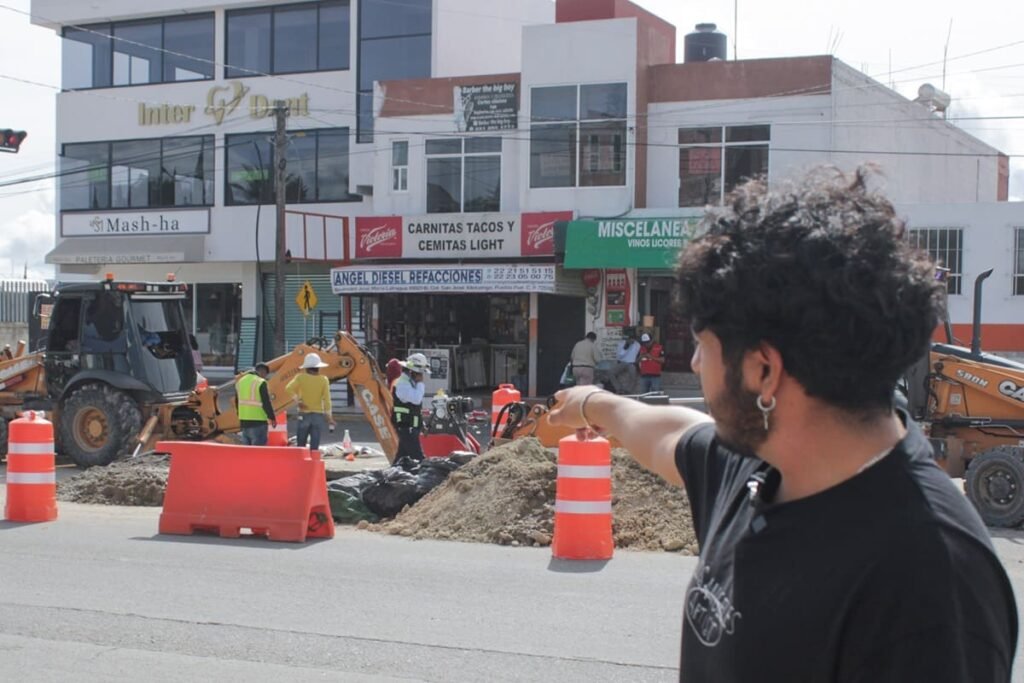 automovilista volcado en bache de la 24 sur pide apoyo económico