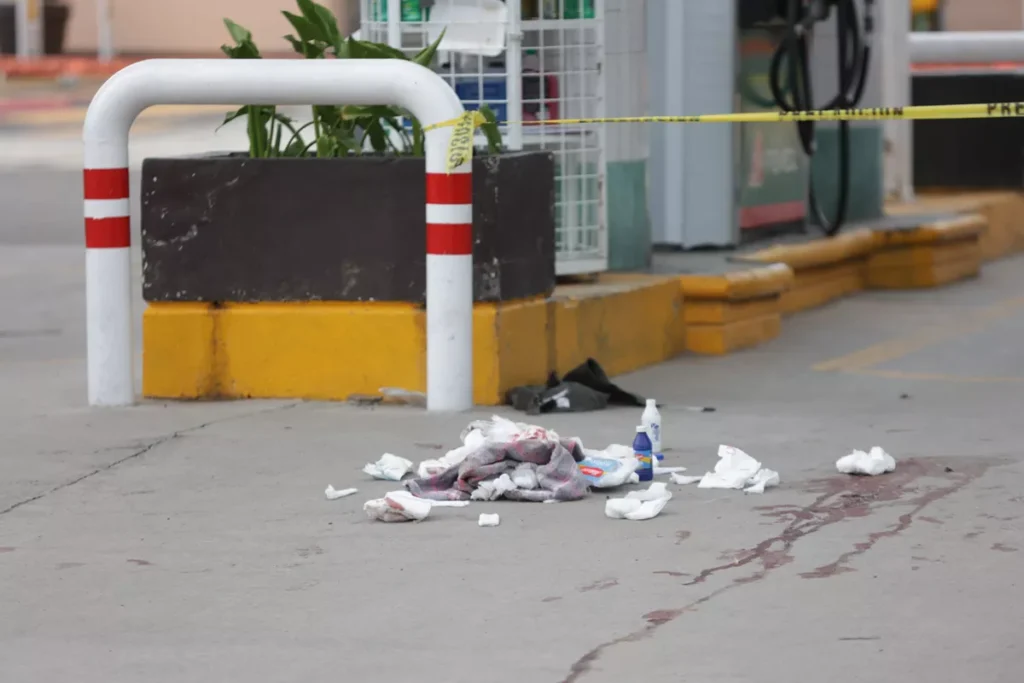 Sujeto dispara a su exnovia en una gasolinera de Puebla; ambos se encuentran graves