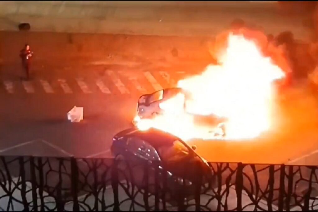 Hallan restos humanos en el vehículo que incendiaron afuera de C5 en Puebla