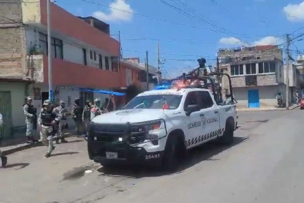Localizan dos cadáveres dentro de una camioneta cerca del Mercado Hidalgo