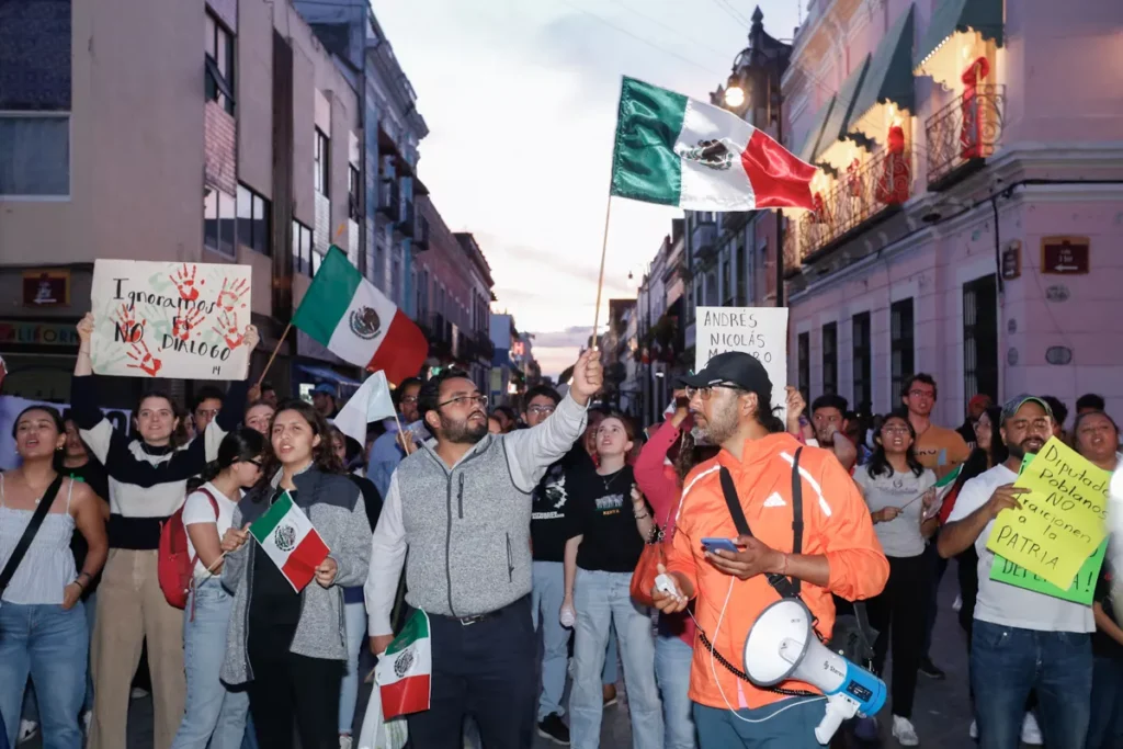 Manifestacion Trabajadores del Poder Judicial congreso del estado de Puebla 8