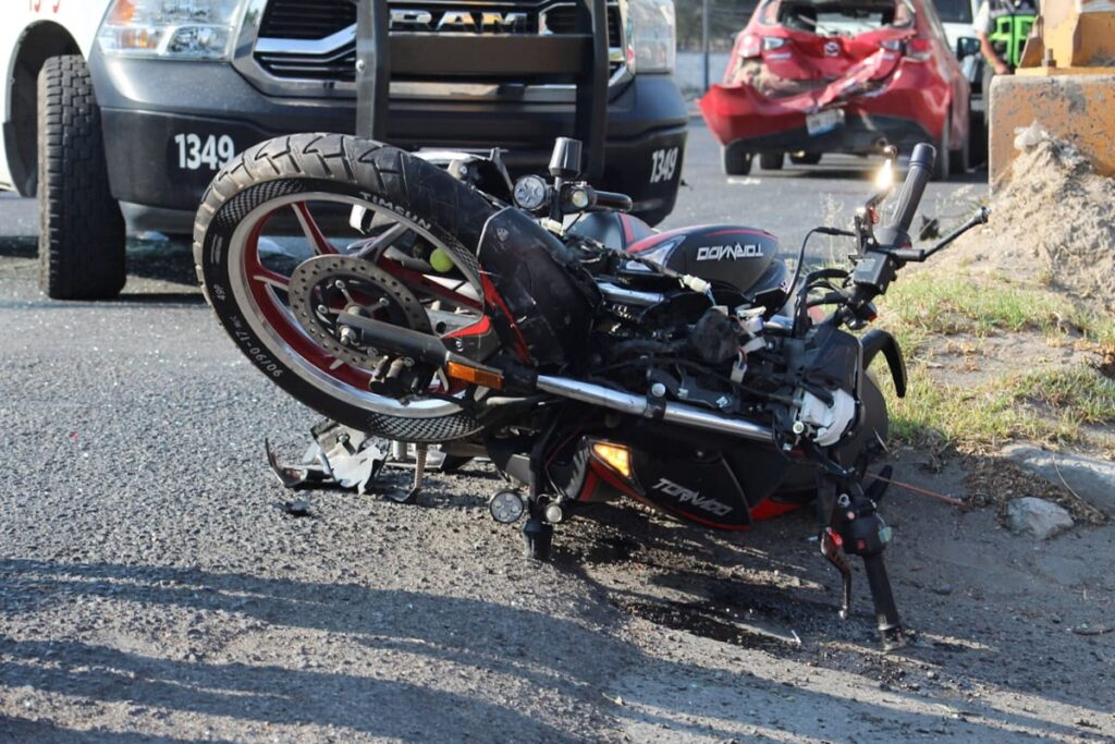 Muere motociclista al impactarse en el distribuidor Juárez-Serdán