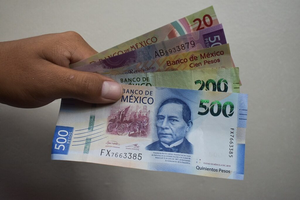 Peso mexicano desplaza al argentino como la divisa más perdedora, tras la reforma Judicial