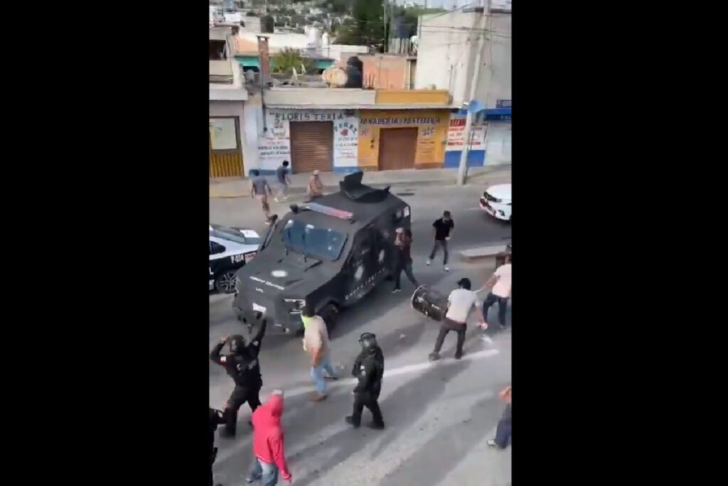 Pobladores de Xochiltenango queman patrulla después de que la policía rescatara a dos hombres que iban a linchar