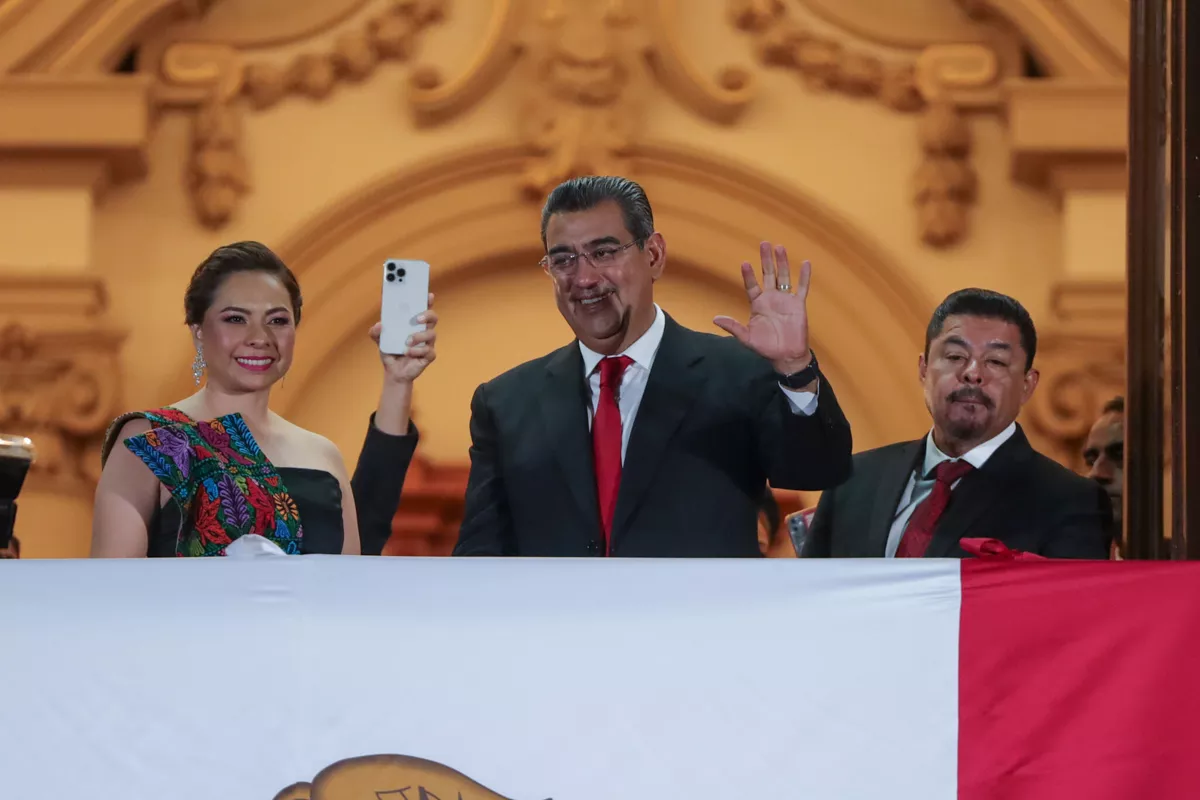 “Vivan los poblanos anónimos que forjaron nuestra historia”: Sergio Salomón en su último Grito de Independencia 1 Sergio Salomon grito de independencia Puebla 15 de septiembre 6