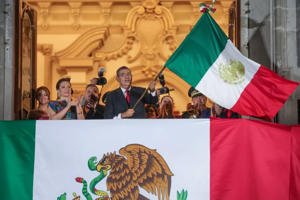 “Vivan los poblanos anónimos que forjaron nuestra historia”: Sergio Salomón en su último Grito de Independencia 6 Sergio Salomon grito de independencia Puebla 15 de septiembre 7