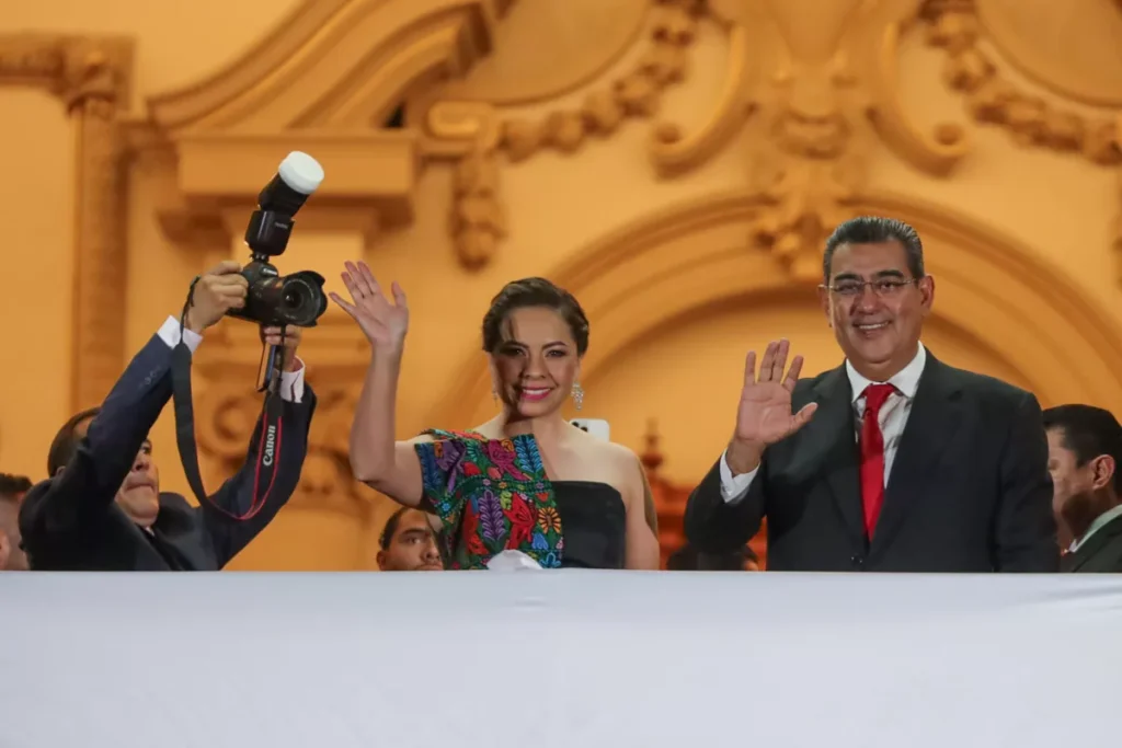 “Vivan los poblanos anónimos que forjaron nuestra historia”: Sergio Salomón en su último Grito de Independencia 5 Sergio Salomon grito de independencia Puebla 15 de septiembre 8