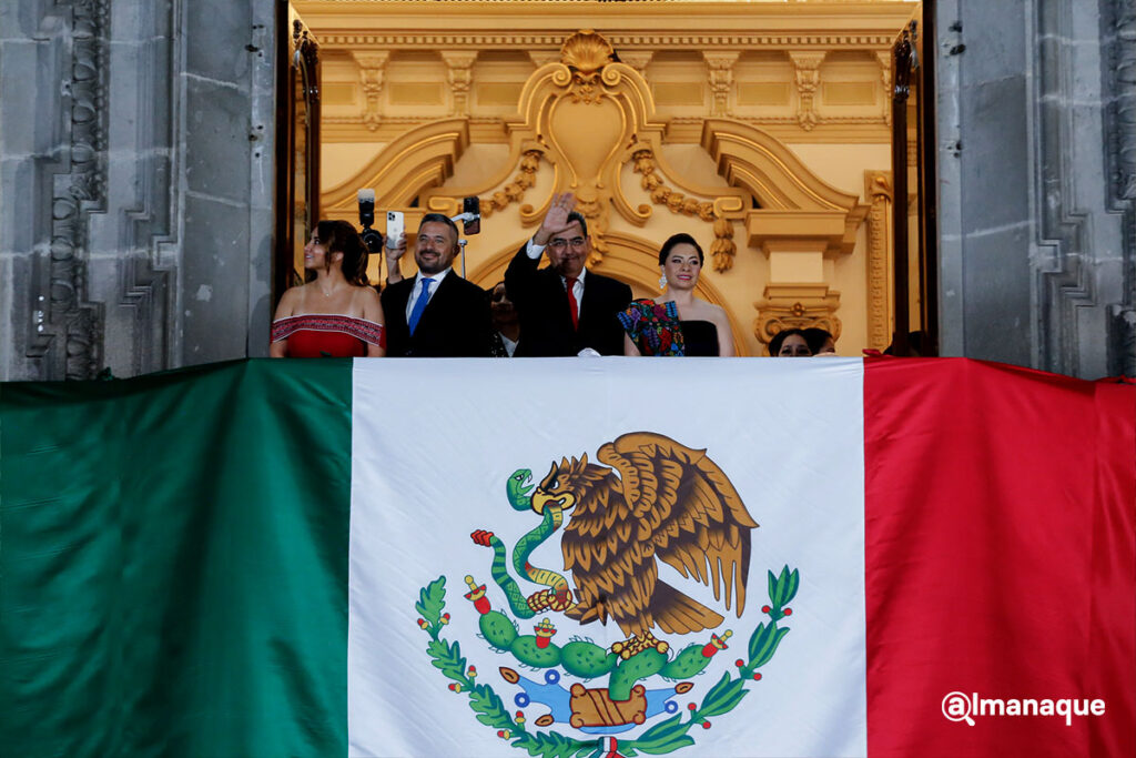 “Vivan los poblanos anónimos que forjaron nuestra historia”: Sergio Salomón en su último Grito de Independencia 2 Adán Domínguez encabeza su último grito de independencia en Puebla