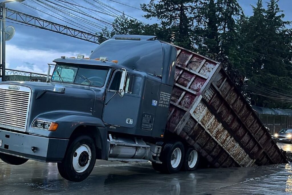 Socavón se traga un tráiler en el Parque Industrial Chachapa